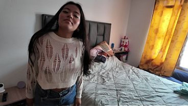 latina cae en el piedra papel y tijera