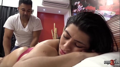 Massagista fode a gostosa depois de uma massagem excitante.