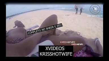 Kriss Hotwife &eacute; Abordada Por 2 Desconhecidos Na Praia Enquanto Se Masturbava