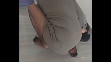Turbanli naylon &ccedil;oraplı olgun kadın yerleri siliyor