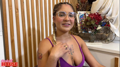 Ela cansou do namorado de pau pequeno e esgar&ccedil;ou a buceta na Cuckold House