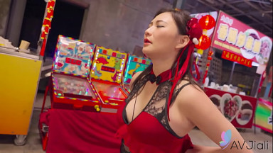 Chinese girl Mio fucked in a night market.