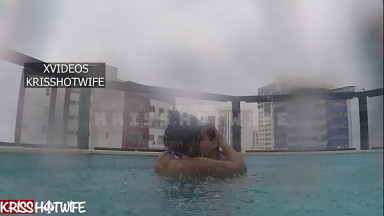 Corno Me Fudendo Na Piscina Do Flat Ao Ce&uacute; Aberto, Enquanto Os Machos N&atilde;o Chegam Para Me Fuder De Verdade
