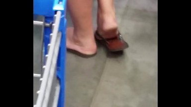 Candid milf feet