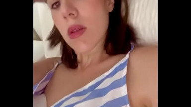 morena caliente jugando a los medicos
