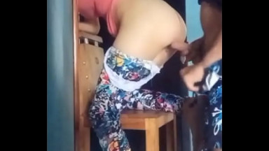 Follandome a la empleada de servicio . SIN CONDON Y CON EYACULADA INTERNA