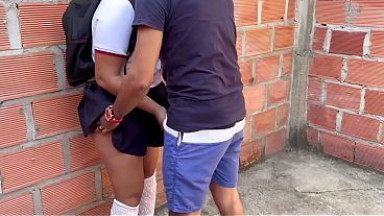 Sexo al aire libre con mexicana que se escapa de la escuela a follar con su novio pervertido