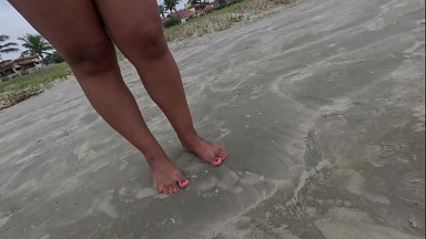 Andando na rua e na praia descal&ccedil;os sujando os p&eacute;s - Fetiche por p&eacute;s