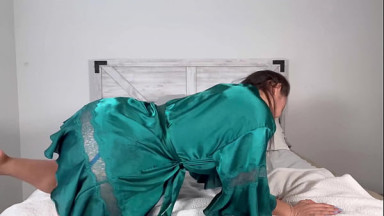 Thick latina masturbating and squirting in bed