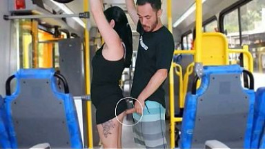 Morena tateando no &ocirc;nibus