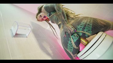 Inked Alt Girl Solo Piss Play &ndash; Tattooed Beauty Fingers & Pees Hard