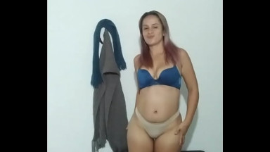 modelo rubia ense&ntilde;ando el cuerpo