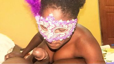 Une belle femme africaine s&eacute;duit son mari le jour de l'halloween