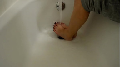 TSM - Dylan plays in the water using her sexy asian feet