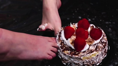 Eat cake from our Feet