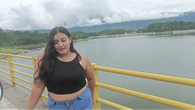 chica abandonada por su novio es auxiliada y follada por un extra&ntilde;o