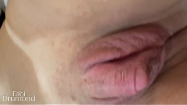 MILF gostosa recebendo chupada no seu clit&oacute;ris grande e engolindo tudo na garganta profunda &ndash; Fabi Drumond