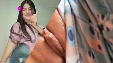chica solitaria con pechos naturales masturb&aacute;ndose