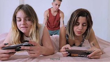 Gamer girls fucked while playing mobile legends