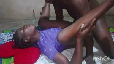 La fille du chef village baise un inconnu