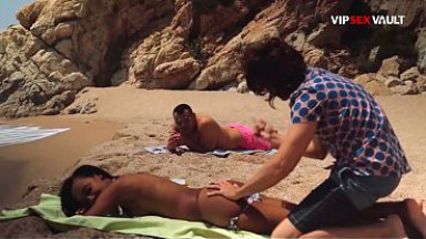 Public Beach Massage Turns Filthy, He Spreads Her Slick Cheeks in the Sand