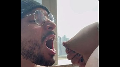 A Safada com leite nos peitos adora ser chupada por um macho que beba seu leite materno