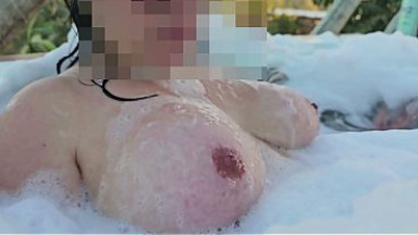 SEIOS NA HIDROMASSAGEM - PEITOS SEXY DURINHOS