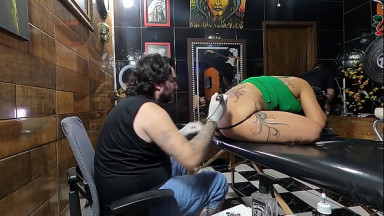 Essa morena fez uma tatuagem no lugar que todo tatuador adoraria