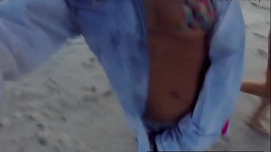 Duas safadas na praia de nudismo aprontando todas - Lady Milf - Pernocas