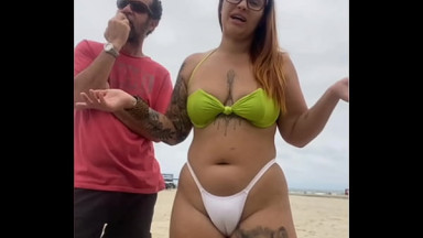 O VENDEDOR DE QUEIJO N&Atilde;O PARAVA DE OLHA PRA MINHA BUCETA NA PRAIA