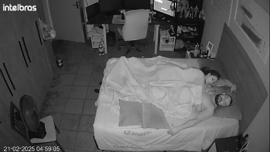 Eles fingem esquecer a c&acirc;mera como loucos no quarto