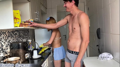 Amanheci de pau duro e meti na empregada novinha na cozinha mesmo!