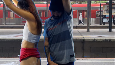 Casal faz sexo no terminal de trem em p&uacute;blico!
