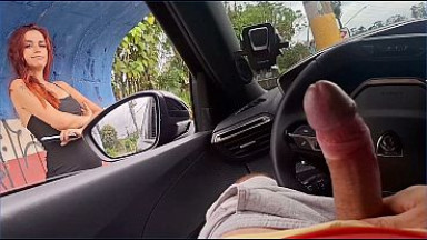 Punheta arriscada na rua para estudante que estava no ponto de &ocirc;nibus.