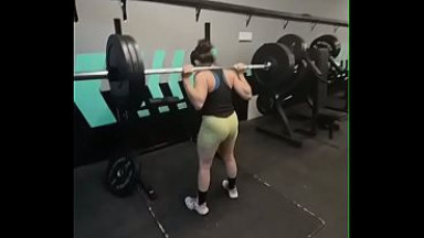 Entrenando gl&uacute;teos en el gym