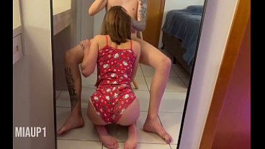 N&atilde;o aguentei ver ela de pijama curto e tive que botar pra mamar e punhetar meu pau duro - COMPLETO NO SHEER!